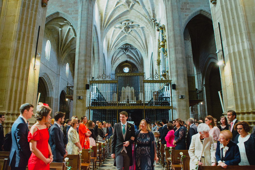 Novio con madrina en una boda en la Catedral de Calahorra, La Rioja