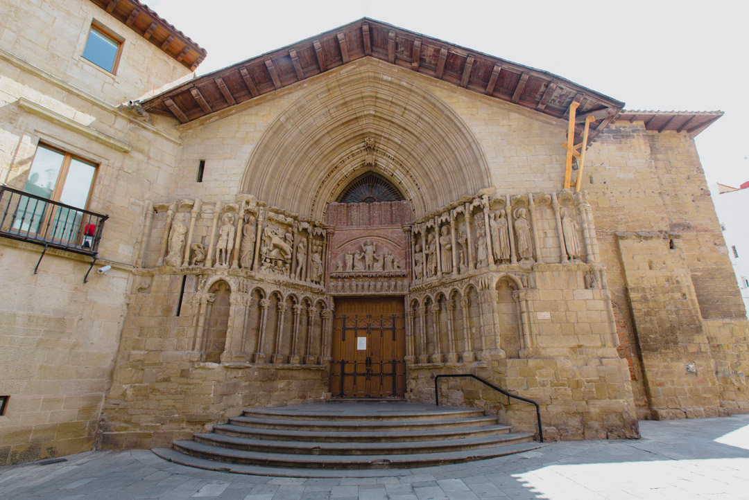 Iglesia de San Bartolomé, en Logroño, con una gran escalinata para fotos de boda